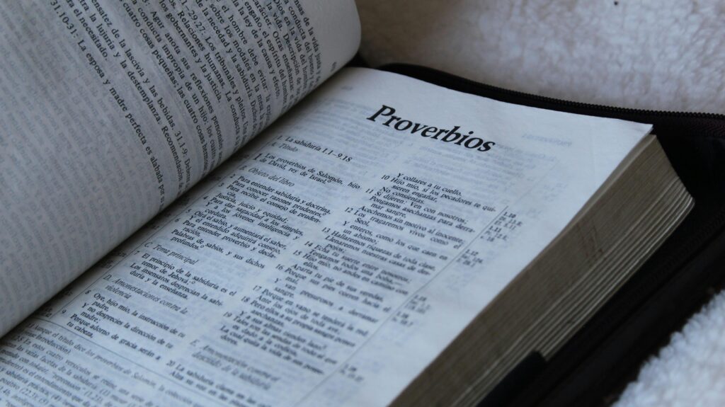 bíblicos Close-up of an open Bible in Spanish, focusing on Proverbs chapter.